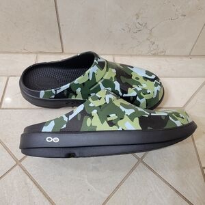 OOFOS Women's Green Camo Mules